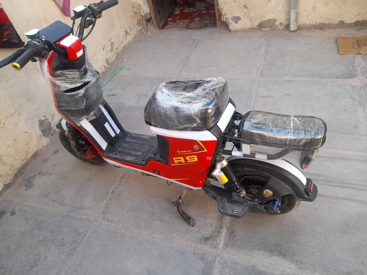 دراجه شحن R9  موديل 2025 دراجه نضفيه ومرتبه الكفرات جدد ما عدى ضربه بسيطه بالكفر الكدام والباقي شخط ما بيهن البطاريات جدد 2026 حجم 32 دراجه ملحقات فقط شاحنه ما بيه سله سعر 375 مكاني البصره الطويسه *********** .
