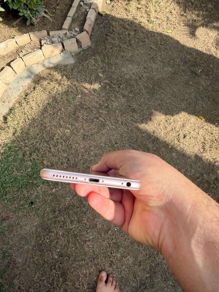 ايفون 6s بلاس روز نموذج m
📀ذاكرة 16gb
جهاز مشتريه جديد بايدي بوقته 
🎁كارتونتة موجودة
✅جهاز مكفول نظيف
✅سيمكارت
✅وايفاي
✅بصمة
✅شاشته فول نظيفة مابيهة لا فطر ولا سواد
✅ممبدل بي شي 
🔋بطارية 70 وكالة
💰سعر
 65,000 دينار عراقي‼️
رقم📲:***********
