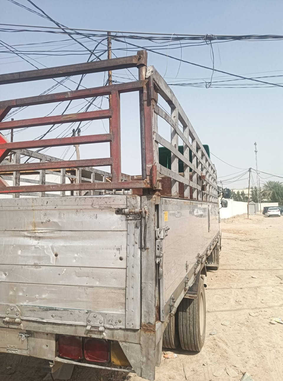 السلام عليكم بدي للبيع طول سته وربع سعره 15وبيه مجال قواطع حديد مكاني حله ***********
