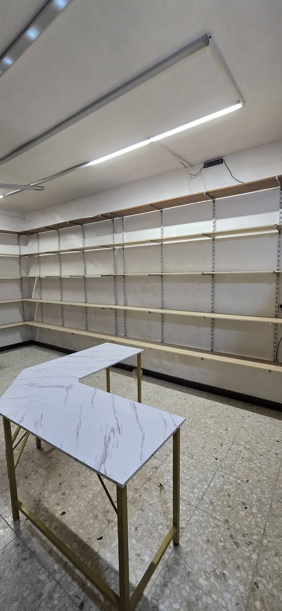 السلام عليكم / للبيع رفوف محل 
/ ٣٠ طبقة / ابعاد الرف ٢٤٠ ×٣٠سم 
مع ٥قطع احجام صغيرة هدية / مكاني بغداد الزعفرانية 
للتواصل على الرقم ***********
