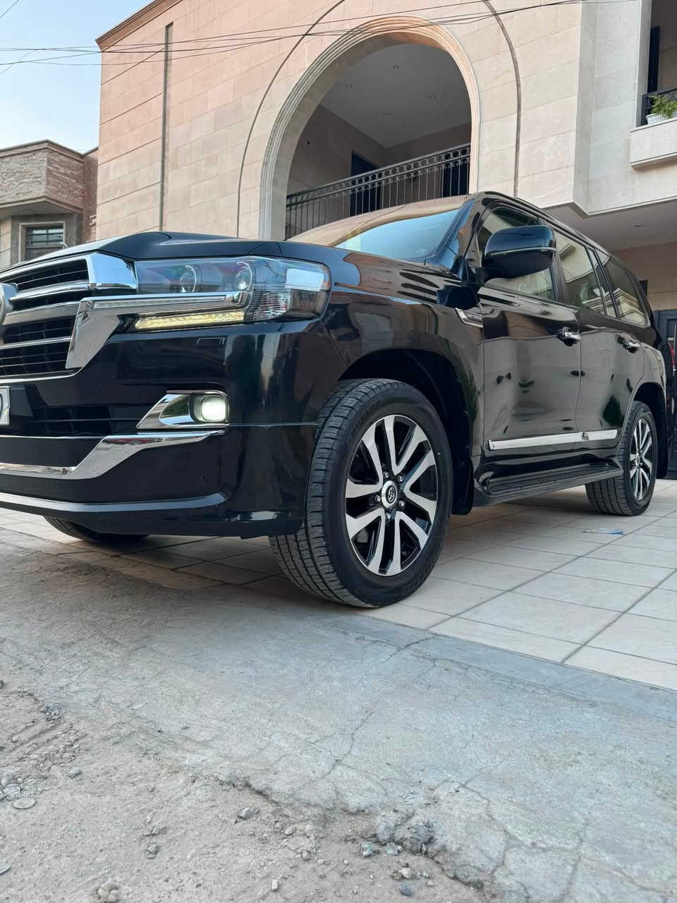 السلام عليكم اخوان 
لاندكروز GXR  اسود 6V محرك 4000 فول 1/1 
ابريم اصل كفالة عامة ماشية70 قابلة جديدة و حلوة وبسمي شرط تحويل بحالة الوكالة 
حساسات امامي خلفي 
كشنات جلد 
كشنات كهرباء
ديفيدي بل سقف
فتحة سقف وضيعيات قيادة 
تحكمات 
سبير منازل اصلن 
 ابواب بصمة 
مع ترحيب 
دشببول ليزي 
شاشة كبيرة
8 ايرباك 
زراك لايت
لايت زنون بلاد 
مري قلاب
وبيه اهواي موصفات 
مكان سيارة بغداد البنوك 
هزة فحص سنوية ارقام كلة جديد 
***********
