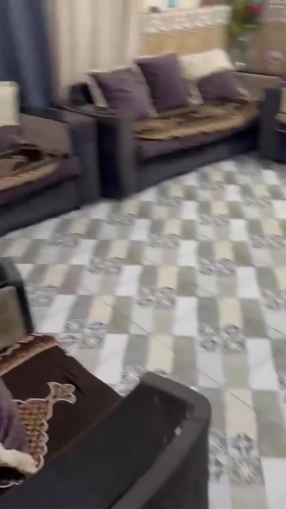السلام عليكم عندي بيت للبيع مساحته 350متر وره مطعم الديوان السعر خاص البيت كامل كل نقص مابي مجاري ع البزل شارع تبليط قريب ع الشارع العام اتصال ع هاذه الرقم ***********
