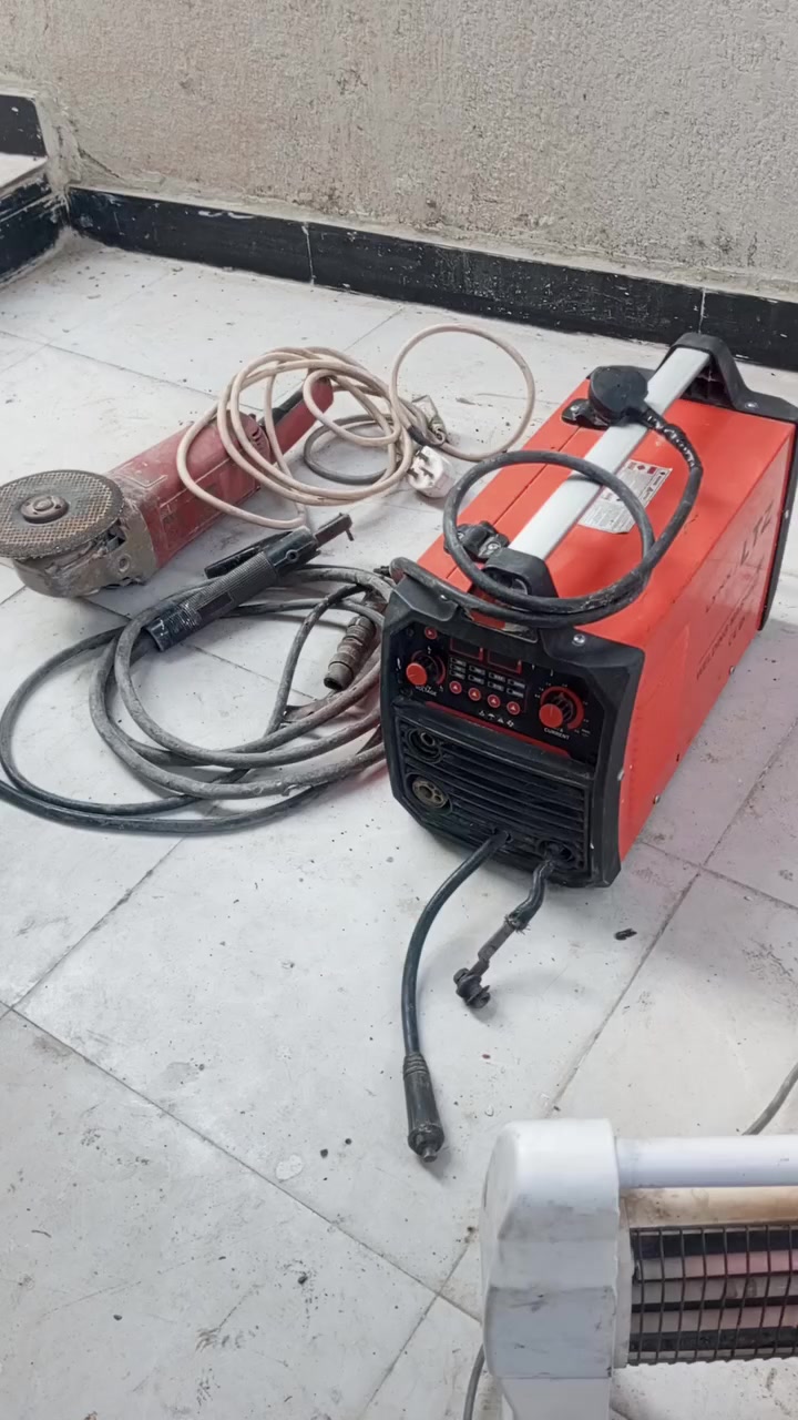 السلام عليكم
مكينه للبيع ٣ في واحد ولدن واركون وميك
كامله مع يدة لحام حار وبارد وتورج لحام وبطل أركون وكيج وكوسره شركه تام شرط الشغل شلعه وحده 325 مكاني البصره الزبير رقم ***********
