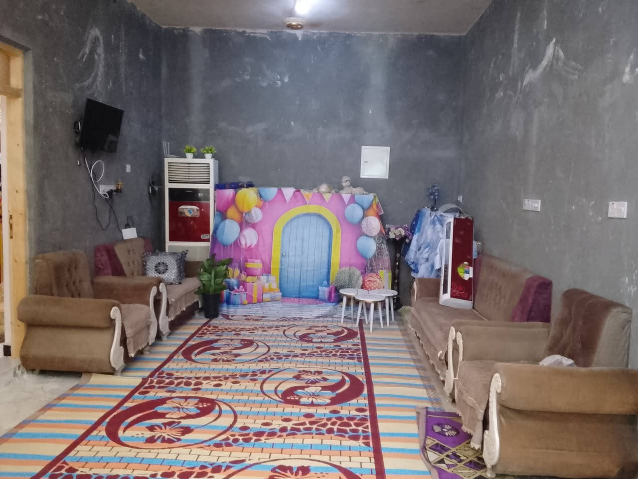 سلام عليكم بيت زراعي للبيع بالفضليه مساحه 240 غرفتين وصاله ومطبخ وحمامات عدد 3 كاملات سيراميك ودوانيه  متوفر ماي كهرباء سعر55قفل الشراي الرقم ***********
