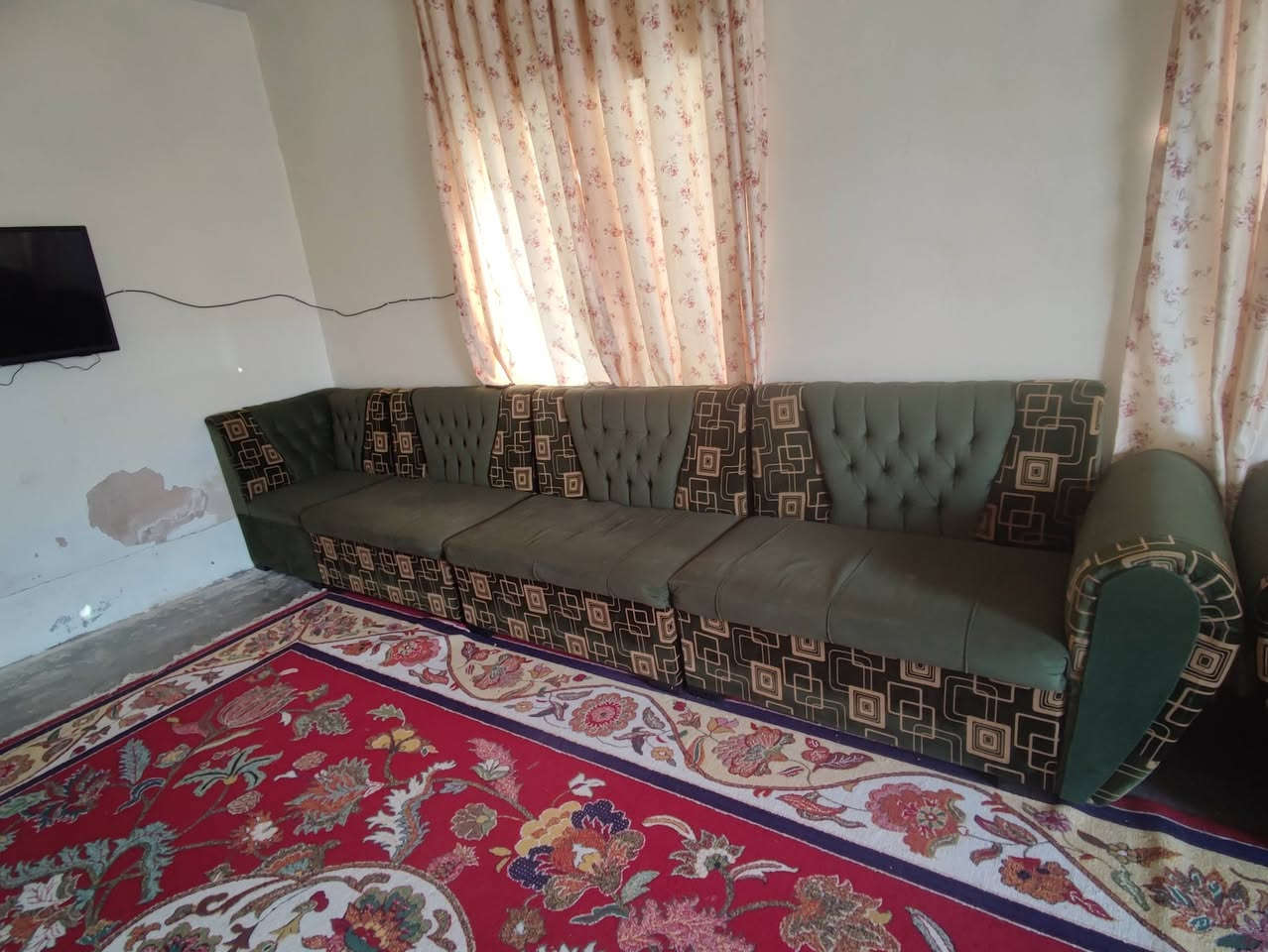 السلام عليكم متاح  تخم للبيع العدد ثمان مقاعد السعر 300 ***********
