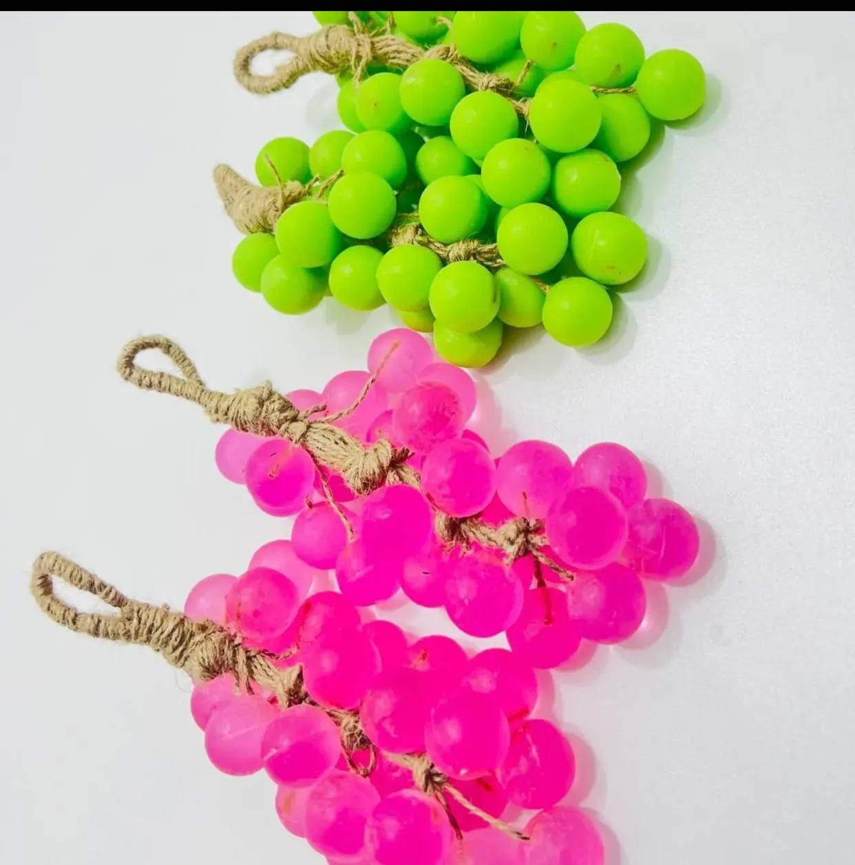 دللي بشرتك بسحر الطبيعة! 🍇✨
وصل الجمال والانتعاش! صابون العنب بتصميمه الفريد وريحتة اللي تاخذ العقل صار متوفر الآن. 
🧼🌸

• 🍇 شكل مميز: يضيف لمسة فنية وجمالية لحمامك.

• ✨ نعومة فائقة: ينظف البشرة بلطف ويتركها ناعمة كالحرير.
• 🌿 مكونات طبيعية: مستخلص بعناية ليعطيكِ إحساساً بالرفاهية.

✅ تصميم يدوي متقن يشبه العنب الحقيقي.
• ✅ رائحة فواحة تدوم طويلاً وتملأ المكان انتعاشاً.
• ✅ متوفر بألوان مبهجة (الأخضر والوردي) لتناسب ذوقك.


**إذا كنت صاحب هذا الإعلان وتريد حذفه لأي سبب، رجاءا أرسل رسالة إلى الدعم الفني**