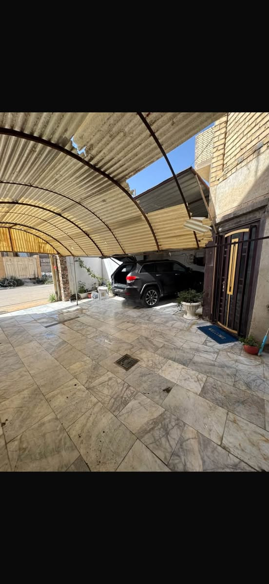 البيت مساحته ٢٠٠ متر بحي الأطباء يبعد فرعين عن الشارع العام بفرع مأكولات بيروت يسار يمين الحي معروف وراقي 
يحتوي على غرفتين نوم + سويت + ممر فاصل ومنور بين الغرفتين مطبخ
و استقبال
ابعاد الغرفتين خمسه بخمسه عرض وطول
الاستقبال 6 ب 4
المطبخ 4 ب 7
مساحة الطاره 6 ب 10
مع صحيات خارجيه 2 تحتوي على حمامات ثنين 
فقط الصاله معزوله بدون سقف مع وجود الدرج يعني فقط السقف تحتاج
مطبخ واستقبال عكاده فقط السقف حياطين  وطابوك جمهوري وباقي البيت كله طابوق جمهوري 
البيت مرتب وجيد جداً يصلح للسكن 
(((ملاحضة )))
اني صاحب العقار شخصياً وبأسمي والبيت مكفول من  سحب واعادة تسجيل وشرط الفحص علماً ان سعر القطعة 210 مليون 
والبيت كامل سعره 225 ابيعه بسبب ضروف!! *********** بي واتساب
***********
