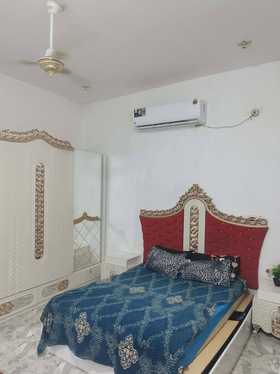 السلام عليكم   بيت ركن عله ثلاث شوارع طابو صرف
مساحه ٢٠٠ م  علمآ بناء البيت ٢٠٢٤ جديد كلش 
التفاصيل غرف ٢ + مطبخ + صاله + ديوانيه + صحيات داخليه وخارجيه   المكان حي العسكري شارع المستوصف قرب شارع الامام علي 
لاستفسار على 
***********
