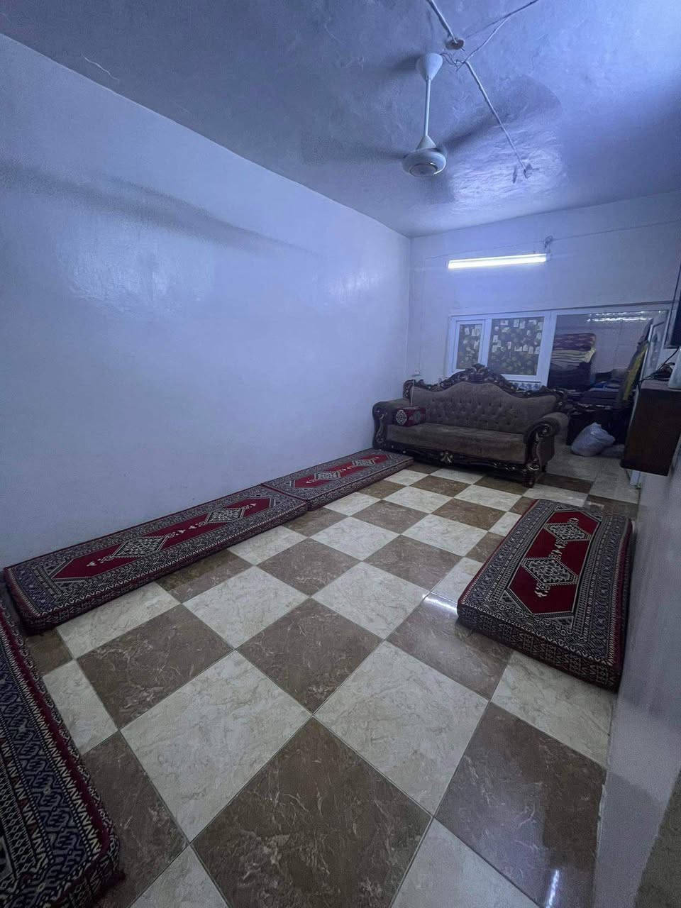 بيت طابقين طابو صرف مساحه ٢٠٠مترمربع
واجهة ١٠ نزال ٢٠
الطابق الأرضي غرفتين نوم استقبال صالة مطبخ مجموعتين صحية
الطابق الثاني  بناء حديث.
غرفتين نوم صالة كبيرة ومجموعه صحيه
سقوف ثانوية أرضية سيراميك 
العنوان حي الشهداء شارع الامير قرب اسواق الزهراء ‏‪***********‬‏
