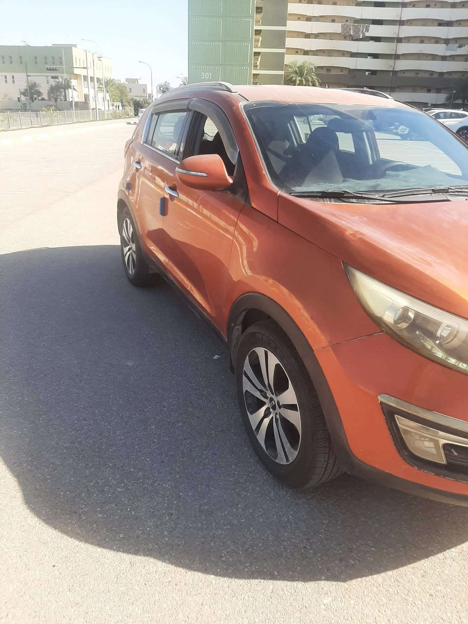 كيه سبورتج خليجية موديل ٢٠١٣محرك ٢٠٠٠دوش الاطارات بحاله جيده جدا بيها طخه بين باب السايق ومصلحه وشخط باب اليمنى الخلفي ماشيه ١٣٠ك بسمي مشروع وطني مجمع بسمايه السكني رقم ***********
