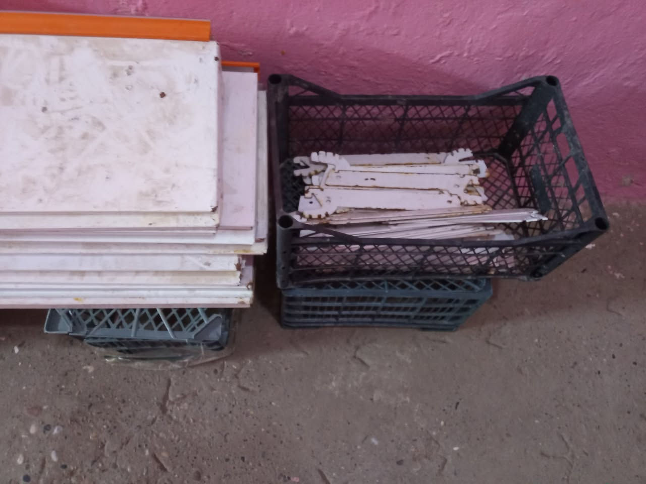 السلام عليكم متاح رفوف محل نوع تركي ثقيل حيل نضاف قياس ٩٠سم×٢٥سم  العدد ٣٥رف+ سكك عدد ٨ المجموع ٤٣قطعه السعر ٢٥٠ الف   للاتصال *********** المكان موصل الجديده
