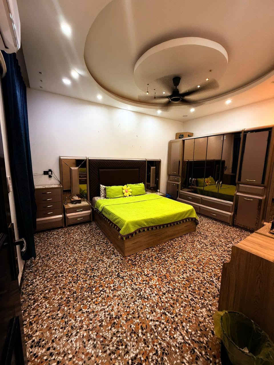 السلام عليكم بيت للبيع مع الأثاث المساحه ١٥٠ متر يحتوي على استقبال وصاله ومطبخ و٤ غرف نوم صحيات عدد ٣ مناور عدد ٢ بلكونات عدد ٢ البيت نضيف كلش بناء تعبانين عليه كلش العنوان الدوره البوعيثه مجمع الامل الاستفسار ***********
