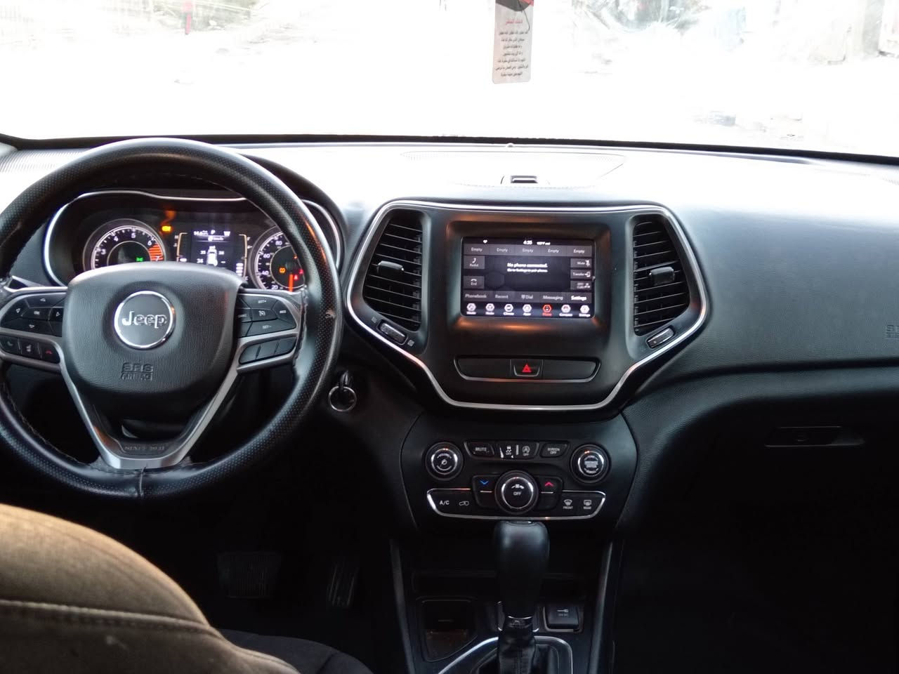 سلام عليكم ورحمة الله جيب شيروكي موديل 2019 محرك 2400 4 اسلندر سونار مرفق مع الصور للتصال *********** المكان ميسان السعر 100
