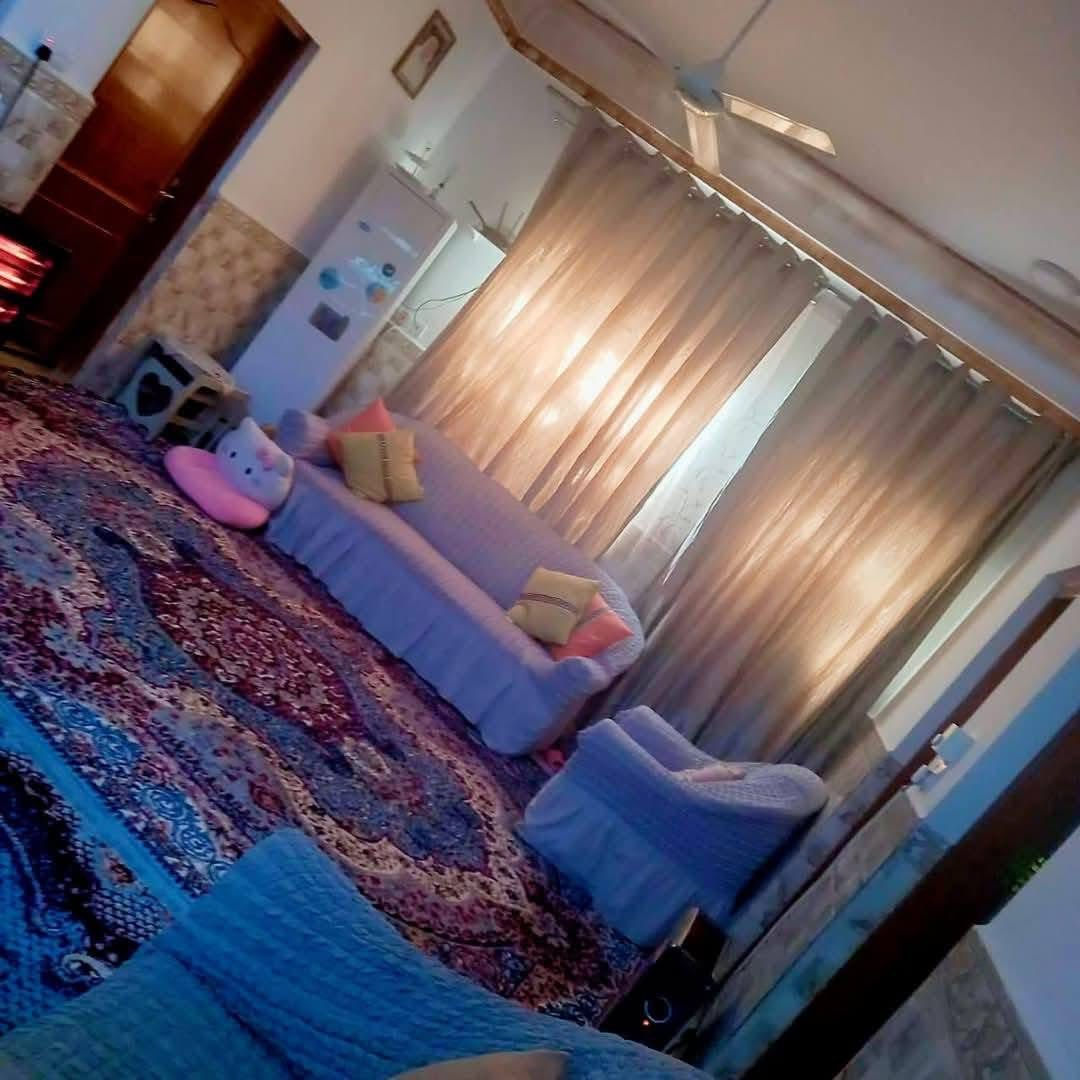 للبيع بيت ب36 مساحة 200 م ركن شارع 15 طابقين من جهة الحكم قريبا ع مدرسة صينيه بسعر مناسب بناء ٢٠١٦ مسلح  حر غير مطلوب ---------------------- 
*********** 
—————————

طابق الاول غرفتين وبراني وصاله ومطبخ وصحيات ومنور عدد 2 .

طابق الثاني غرفة كبيره ومخزن ..
