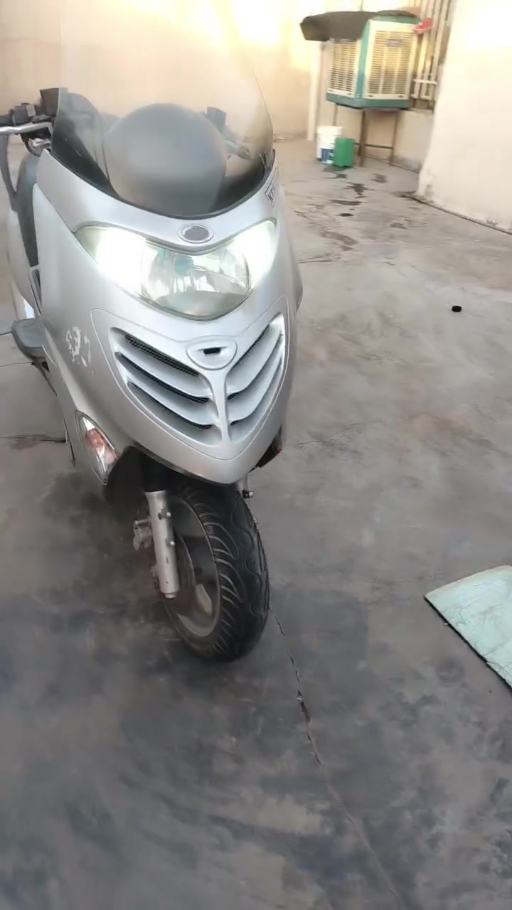 ماطور كايمكو حجم 150 محرك نضيف اكلسه بعده جديد كهربائيته كلها شغاله هورن اصلي لايت زنون 
كشره كدامكم نضافته 80 بالميه عوزه فقط بريك خلفي وجاملغ فوق التاير والباقي جاهز سعره 400 وبي مجال بسيط الطيبين شراي اتصل مو شراي لا تتصل فضلا واليسه امرا الاتصال *********** وبيك خير وتدلل
