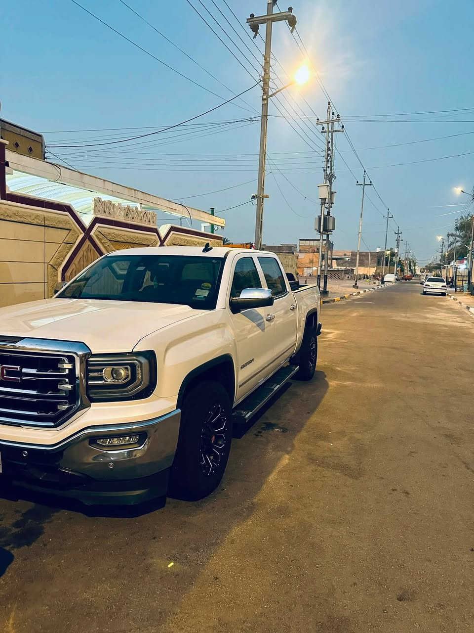 السلام عليكم جمسي سيرا للبيع فقط بدون مراوس مواصفات السياره محرك 5300- 8 V تو ويل مع نضام ايكو يشتغل 4 سلندر على السرعه جوه ال 100 باب طويل بدي قصير المرغوب حساسات امامي خلفي كامره خلفيه رادار امامي مانع تصادم نضام تحديد مسار ونضام منع إلانزلاق تحكم بوضعية السكليتر صعود ونزول كشنات جلد تبريد تدفئه كشنات فتحه الجامه الخلفيه كهربائيه مقاعد كهربائيه خزن وضعية الكراسي تحكم ستيرن كامل مع تدفئه ستيرن اضاءة ترحيب على الأبواب تشغيل عن بعد السياره داخله تقرير غرق بيها حادث بلعراق جهة العبري تصليح وصبغ ربع الجاملغ الأمامي : والدوسه الجوه تصليح وصبغ :  وتبديل باب العبري نفس الون : وبارد بلباب الخلفي والبدي السعر 215 $ وبي مجال *********** العنوان البصره الزبير
