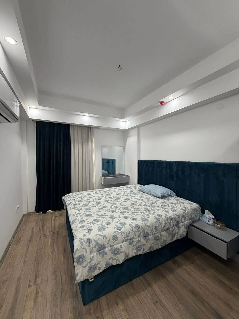 شقة للبيع في فلوريا ستي قسم روز كاردن 
مؤثث 
تتكون من
3غرف نوم 
صالة 
مطبخ 
3صحيات 
غرفة سويد بلكونين 
طابق 6 
مساحة176متر 
لاستفسار اكتر أتواصل ويا الارقام التالية
***********
*********** أربيل, العراق
