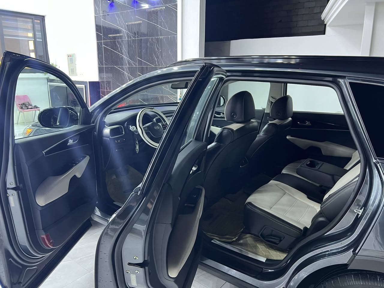 سلام عليكم
كيا سورنتو 2019
وارد أمريكي 6 سلندر 
حادث بسيط
لون فيلي 
مواصفات  S معروفه 

شاشه كبيره 
كشن سايق كهرباء
تدفئه كشنات
كامره خلفيه دوراه 
اشاير مري  
حساسات 
سبايدرات 
سبعه راكب 
فول تحكمات ستيرن جهتين
اربع وضعيات قياده SMART-ECO-COMFORT-SPORT 
منفذ شاحن 12فولت + أوكس
ويل كب 19
يدات نيكل 
وبعد بيه مواصفات 

حادث جاملغ ايسر خشمه ع كد شبر و بنيد 
أيرباك ستيرن طاك وراجع نفسه اصلي
سياره حلوه وجاهزه من كلشي 
سعرها(١٩٠)  وبيه مجال قليل 

@إشارة 
***********
