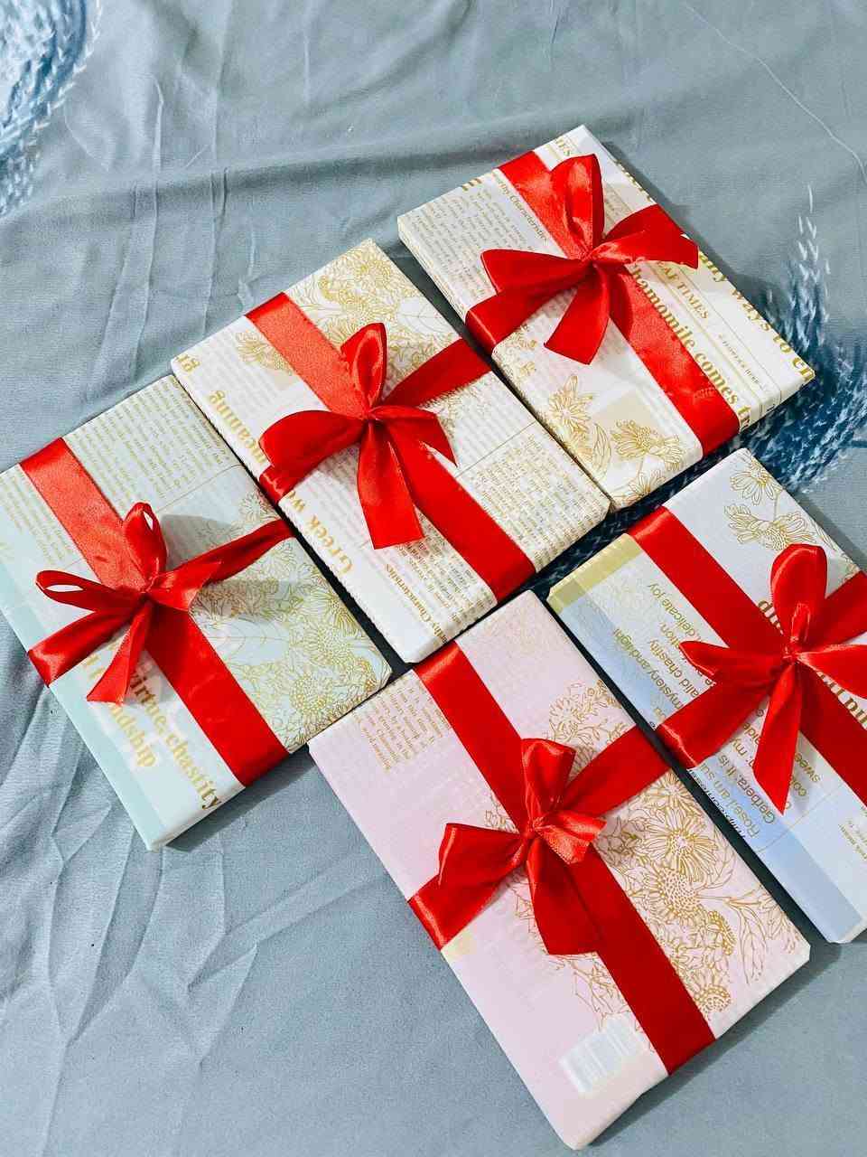 الرسم بالكتاب🧚‍♀️
عيون فحم ب ١٥
عيون ملون ب٢٥
وجه كامل ب 38

رسمه محفوضه باطار 🧚‍♀️
عيون فحم باطار حجم صغير ب 13 
عيون فحم باطار حجم وسط ب 19
عيون ملون باطار ب26
وجه باطار حجم صغير 34 
وجه باطار حجم وسط ب 43
وجه باطار حجم كبير ب 53

رسم داخل ضرف🧚‍♀️
الفحم ب 18 
الملون ب 28

رسم عيون بورقه  تنحفظ بالكفر ب 18 الفحم 
الملون ب 26

رسم عين وحده داخل تعليقه ب 11
الكتاب بدون رسم ب 7
تغليف هدايا مجاااني

توصيل ٥ لجميع المحافضات


**إذا كنت صاحب هذا الإعلان وتريد حذفه لأي سبب، رجاءا أرسل رسالة إلى الدعم الفني**