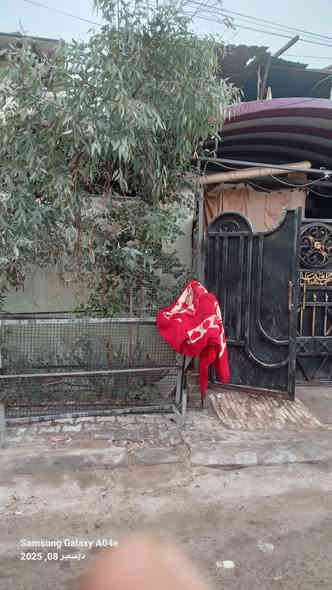 سلام عليكم بيت طابو ملك مساحه ١٥٠متر طابقين يتكون من غرفتين جوة وصاله وستقبال مطبخ وصحيات معه ٣غرف وفك وصحيات خارجيه وطارمه جوة كةنكريت فوك عكادة عنوان حيانيه شارع التاميم قرب مستوصف التاميم بيت نظيف سعر البيت ١١٠بي مجال قليل ***********
