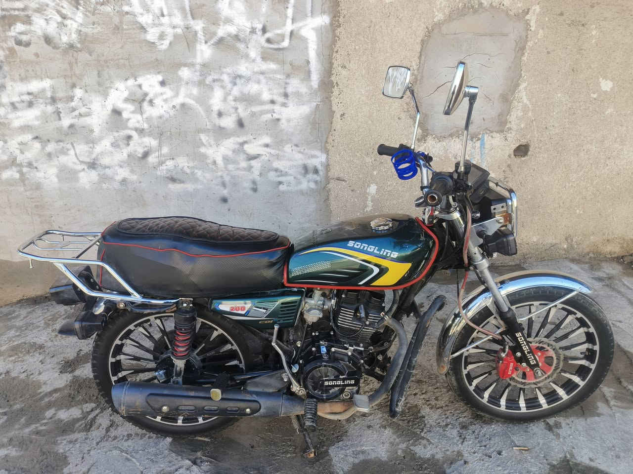 السلام عليكم ايراني 5 كير برو سونك سيفان موديل 26 مكينة 200 ماشيه قليل دراجه كلها شغاله تجي وتشوف بعينك سعر 700 وبيها مجال مكاني بغداد بوب الشام ورى سيطرة الشعب رقمي ***********.
