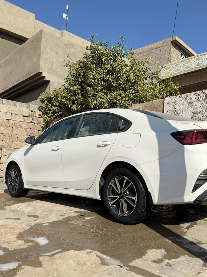 السلام عليكم ورحمة الله وبركاته للبيع
سيراتو 24محرك 2000 نص فول 
 
داخل لونين رقم بغداد باسمي السعر 172وبيهه مجال 
الشراي يتصل ***********
