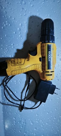 دريل • بطارية ضعيفة • سلكي