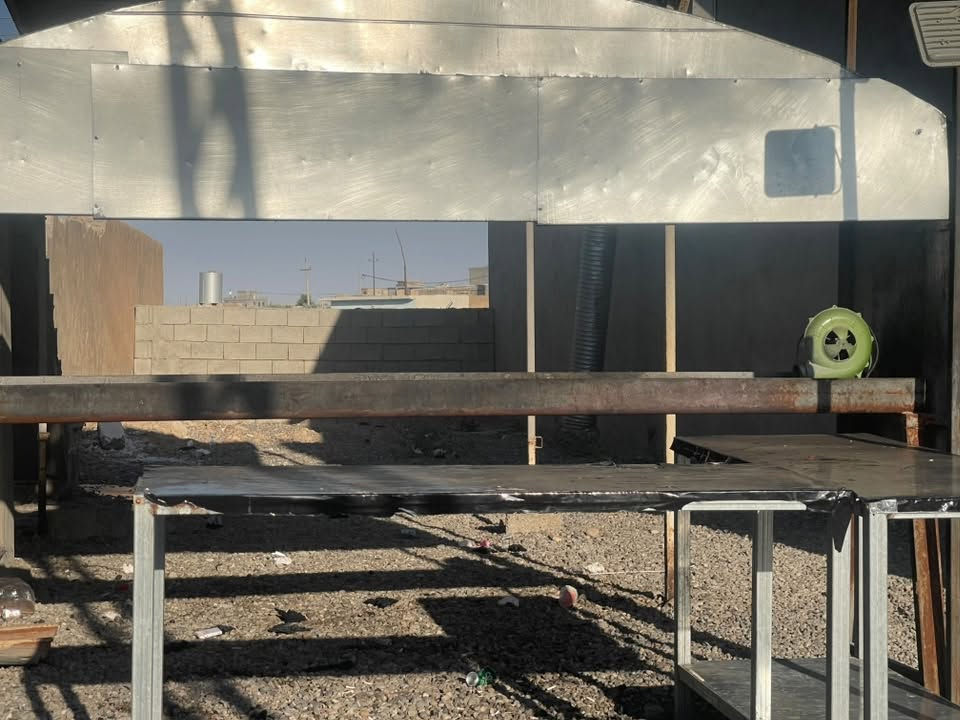 منقله شوي طوله ثلاث أمتار معا ميز مطبخ عدد اثنين
طاولات كراسي عدد الطاولات اربعه عدد الكراسي 16كرسي 

كعده عربيه كامله متكونه من اربع كعدات هنه وطاولاتهن  غراض مطعم كامله الي يحتاج لمطعمه شي منهن يخابرني وحياكم الجميع ***********
