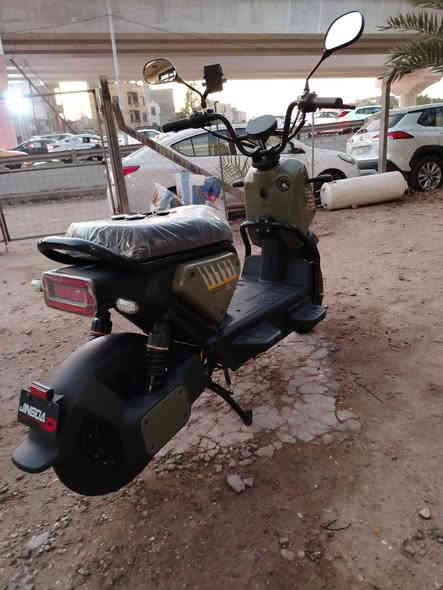 السلام عليكم دراجه شحن Papy Apiche شركة jINGDA جديده جدا بعدها بلزكات الشركه. بطاريات كبار دبل عدد 5 . ثلاث سرع سرعتها ٩٩ بالشاشه حقيقي ٧٠. بريك امامي وخلفي بالمكان دهن  دسك قرص صلب. بلوتوث.  السعر ٥٠٠ الف. مكاني بغداد  *********** اتصال أو واتساب
