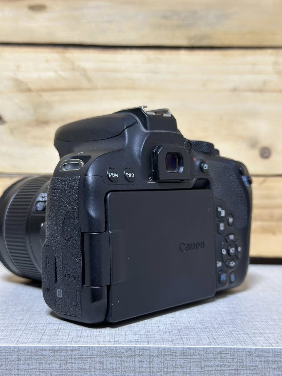 canon 800d للبيع
نظافة ١٠٠٪؜ استخدام اقل السنة بعدها بالضمان . الشتر مالتها 
1.6k
كامله هي وملحقاتها بالكامل حتى الاكياس

كاميرا كانون EOS 800D:
- *نوع الكاميرا*: DSLR.
- *السنسور*: APS-C CMOS بدقة 24.2 ميجابكسل.
- *المعالج*: DIGIC 7.
- *نظام التركيز*: 45 نقطة AF.
- *التصوير الفيديو*: 1080p ب٦٠ إطار في الثانية.
- *الشاشة*: لمس 3 بوصة قابلة للطي.
- *الاتصال*: واي فاي، NFC.
- *البطارية*: تدوم حوالي 600 صورة.
- *المواصفات الإضافية*: تصوير مستمر 6 إطارات في الثانية.
 السعر : ٤٠٠$ 
متوفر توصيل لجميع انحاء العراق


**إذا كنت صاحب هذا الإعلان وتريد حذفه لأي سبب، رجاءا أرسل رسالة إلى الدعم الفني**