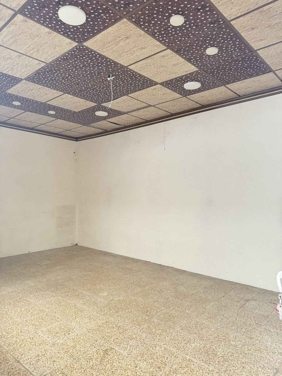 السلام عليكم بيت للبيع في منطقة الفاروق قرب حضيرة السادة/ جامع سبيل خانة
المساحة 88 متر /سند طابو/ يحتوي على طابقين 
الطابق الاول/ غرفتين/ مطبخ /صحيات وحوش سقوف ثانوية والبيت كاشي من الطابق الاول للسطوح
الطابق الثاني/ غرفتين/ سطح +سطح اخر مع تواليت قريب من الشارع ومدرسة الحرية وتدخل سيارة للمنطقة للاستفسار الاتصال على الرقم التالي 
***********
