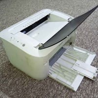 طابعة كانون للبيع  نظيفة وجاهزة ..واي فاي  تطبع من الموبايل  Canon lbp...