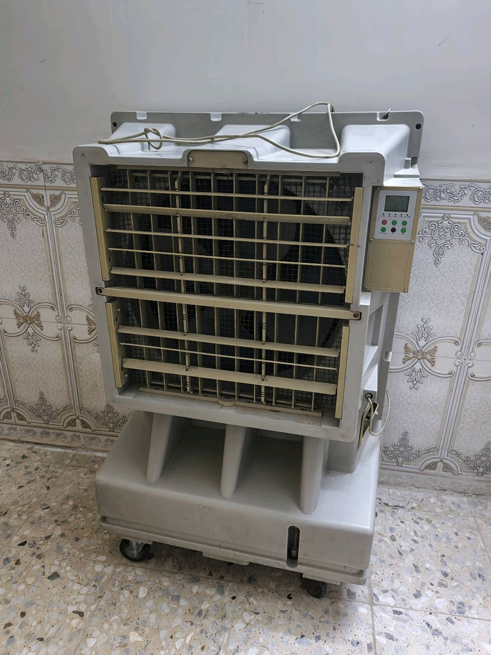 مبرده بلاستك حجم كبير نضيفه شغاله اي نقص مابيها سعر 175مكان بغداد مدينه الصدر