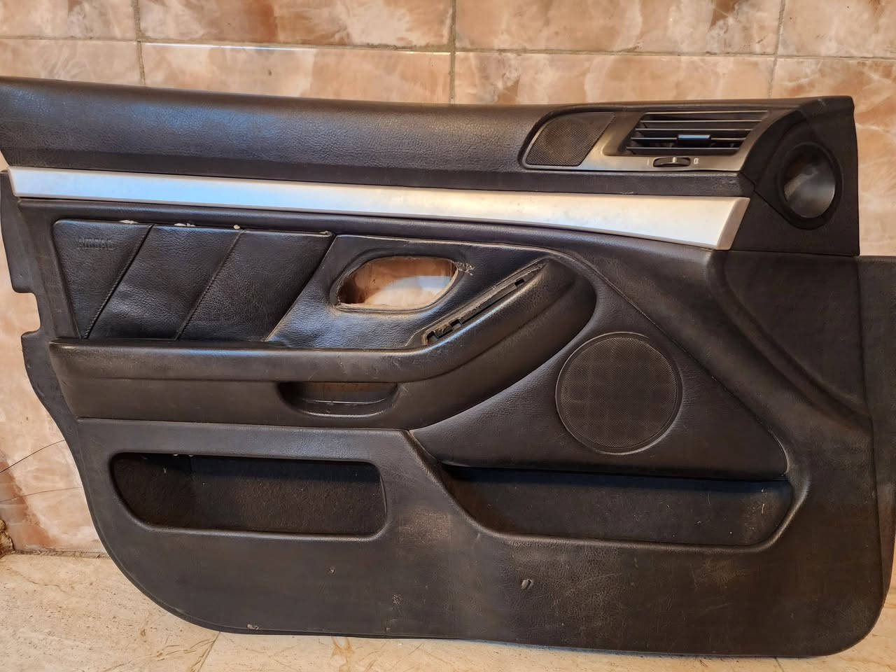 السلام عليكم ورحمة الله ... من رخصة الأخ الأدمن المحترم .  عندي مجموعة أغراض صقر e39 سعرهن (350 ألف نهائي ) للأمانة كل الأغراض حاوية فقط البطاين ليست حاوية ونسبة نظافة البطاين 80% ... هاتف / *********** مكاني حي القاهرة
○ صندوق تبريد وصيته من الأخ قاسم دوسكي  قبل شهر ونصف وموجود الوصل وياه (حاوية)
○ جامة سلايد فقط الجامة ترفع سلايدك الحديد وتشد الجامة (حاوية)
○ دكت التبريد الوسطي جديد جداً (حاوية)
 ○ بطاين أربع أبواب
