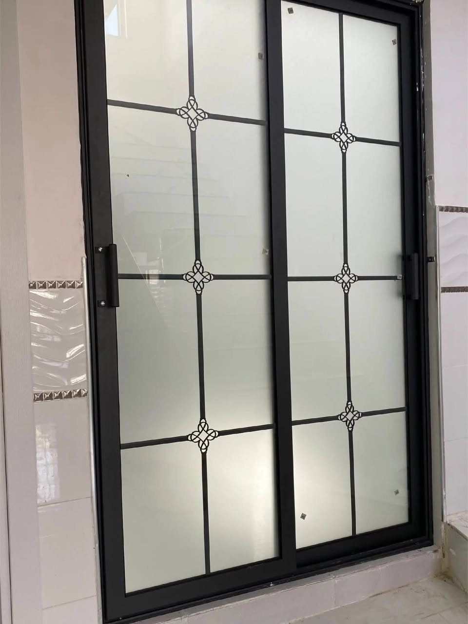 نعمل احدث انواع الابواب والشبابيك الألمنيوم باجود الانواع والتسليم عند الموعد للتواصل واتساب ***********
