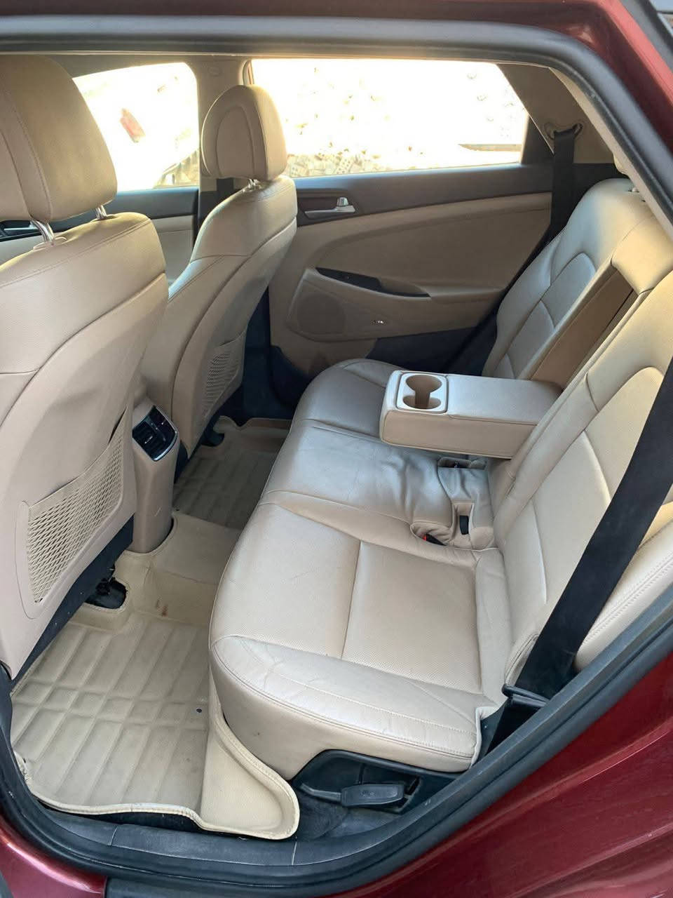 السلام عليكم 
توسان 2017 للبيع 
وارد امريكي ضربتها بسيطه بس البنيد ومصلح بدون تبديل أي قطعه ماشيه74 الف ميل
 السياره فول  تيربو داخل السياره كريمي كشنات جلد تحكم ستيرن نقطه عمياء وبعد بيها ۿـۅايہ مواصفات السياره كامله ومناقصها شـჂ̤ سنويه جديده ب اسمي مكان السياره جسر ديالى بغداد 
السعر152 وبيها مجال 
*********** بغداد, العراق
