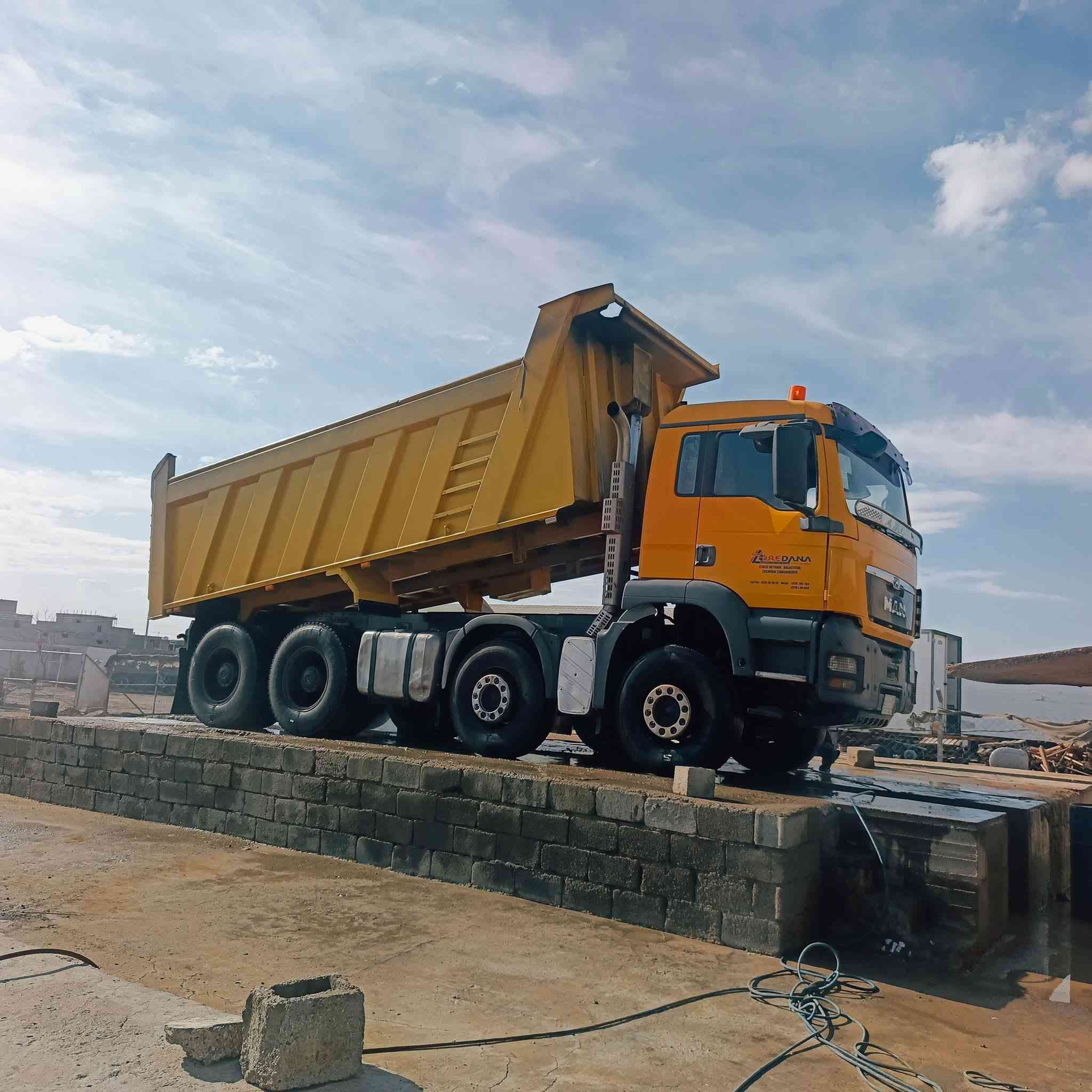 مان ٢٠٠٤ تيكه مكينه ٤١٠ نص جيئف بدي دك جديد شاصي مكفول سياره مكفوله كفاله عامه(‏‪***********‬‏)
