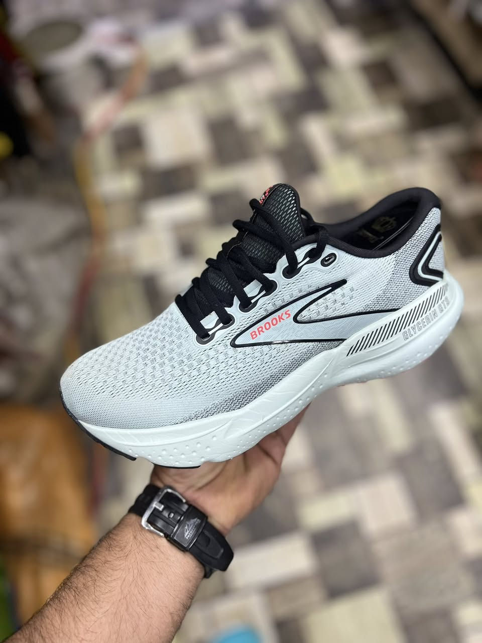 بروكس
غير مستخدم
قياس 40.5
توصيل جميع محافظات 
واتساب
***********
