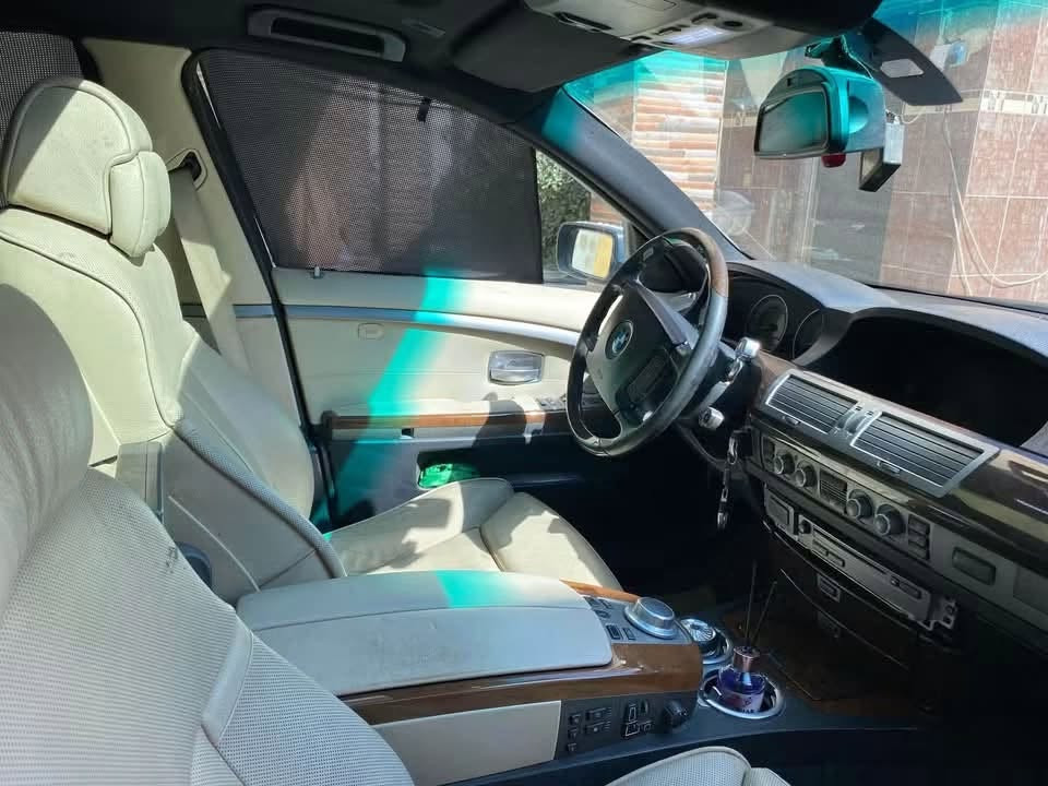 السلام عليكم ...للبيع bmw 745i
� الموديل: BMW 745Li 2003
🔹 المحرك: V8 سعة 4.4 لتر
🔹 القوة: 333 حصان
🔹 ناقل الحركة: أوتوماتيك 6 سرعات Steptronic
🔹 الدفع: خلفي (RWD)

المواصفات:
✅ فل أوبشن
✅ جلد طبيعي 
✅ مقاعد كهربائية مع ذاكرة
✅ تدفئة وتبريد للمقاعد الأمامية ووتدفئه الخلفية
✅ فتحة سقف كهربائية
✅ شاشة iDrive الأصلية
✅ نظام ملاحة (Navigation)
✅ نظام صوتي Logic7 عالي الجودة
✅ مثبت سرعة (Cruise Control)
✅ ستارة خلفية كهربائية مع ستائر جانبية
✅ شفط الأبواب (Soft Close)
✅ حساسات أمامية وخلفية 
✅ حساسات مطر للمساحات
✅ تكييف أوتوماتيك رباعي المناطق
✅ ستيرن متعدد الوظائف مع تحكم بالصوت والهاتف
✅ تشغيل بالمفتاح الذكي (Comfort Access 
✅ ثلاجة وسطية 
✅ وسائد هوائية متعددة
✅ ABS + DSC + أنظمة الثبات والأمان

السياره رقم بغداد الماني 
باقي ع كمرك قرار 102 
 
بيع او مراوس 

مكاني كربلاء 
هـ/***********
