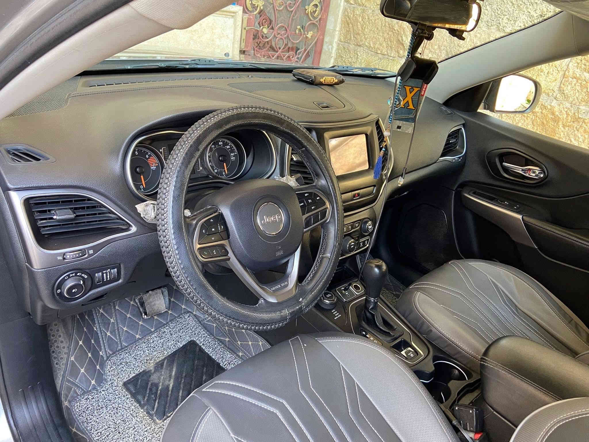 السلام عليكم 
جيب بزون موديل 2019 
محرك 4 سلندر 2400 
 مواصفات لاتتيود بلس 
فور ويل 
بصمة وتشغيل عن بعد 
هاند بريك بصمة 
مقاعد جلد 
شاشة وسط 
كرسي كهرباء 
تحكم ستيرن جهتين 
كروس سرعة 
وتحكم صوت واندرويد وكار بلي 
لايت زينون مع ليد نهاري 
السيارة عليها ادامة كاملة ومتعوب عليها سيارة مابيها اي نقص صدر امامي جديد تخم تاير جديد باتري جديد نوزلات وكالة جدد دسكات جديدة .
السيارة ماشي 80 الف ميل  
رقم اربيل باسمي  
حادثها صفحة الراكب جاملغ وبابين وبدون ايرباك السيارة بدون اي ايرباك كلها سليمة حادث سطحي وصور الحادث موجودة ..بجم كبس بلادي 
السعر 152 ورقة وبي مجال  
موجودة في بغداد
هاتف : ***********
