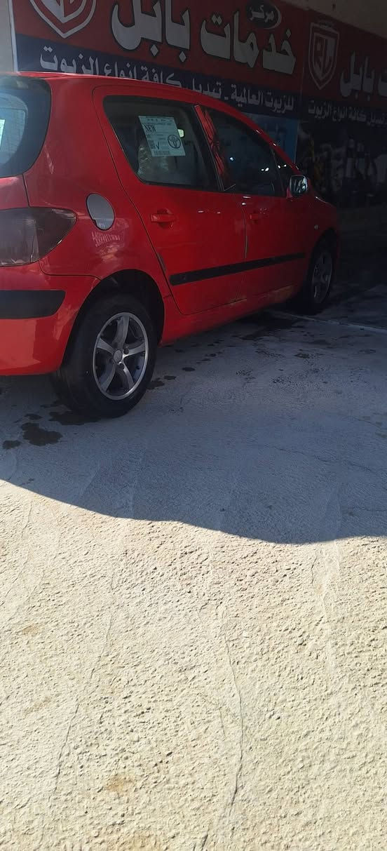 السلام عليكم بيجو موديل  2005 السياره مقفوله عامه الرقم بغداد العنوان بابل السعرن38  ***********
