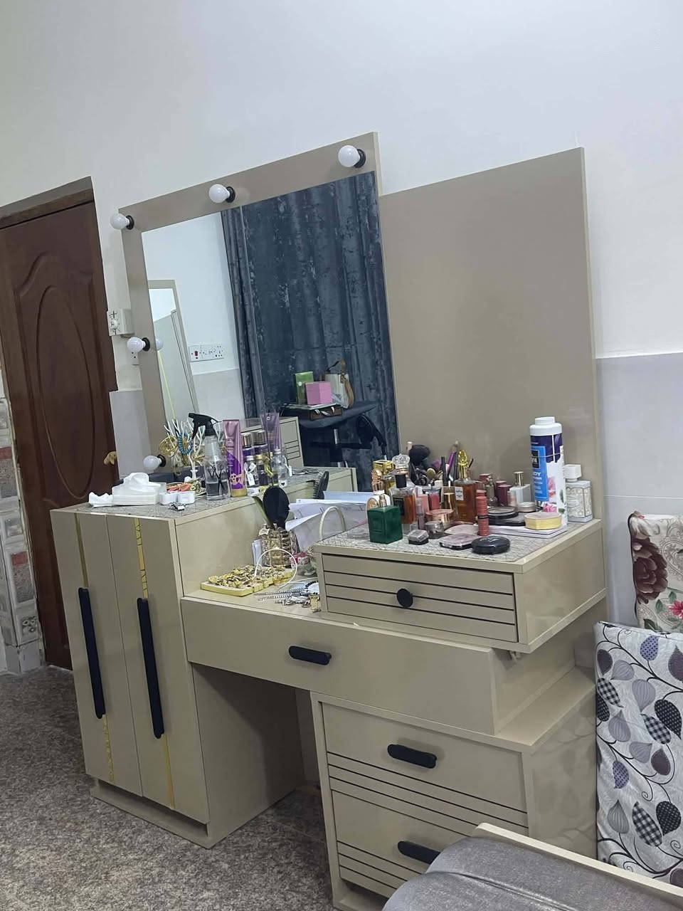 غرفه تركي صار سبوعين من مشتريها السرير مخزن الغرفه لدات اناره بعدها جديده السعر مليون و250 وببها مجال


**إذا كنت صاحب هذا الإعلان وتريد حذفه لأي سبب، رجاءا أرسل رسالة إلى الدعم الفني**