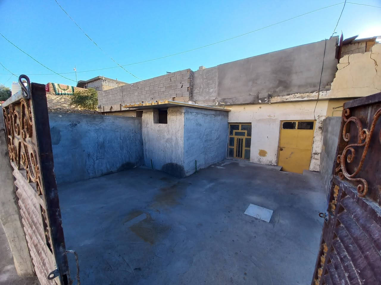 دار للبيع المساحة ١٠٠ متر طابو ملك صرف في النصر والسلام في أبو غريب منطقة ال٤٠٠٠ مقابل مدرسة الصفا الإبتدائية للتواصل ***********
