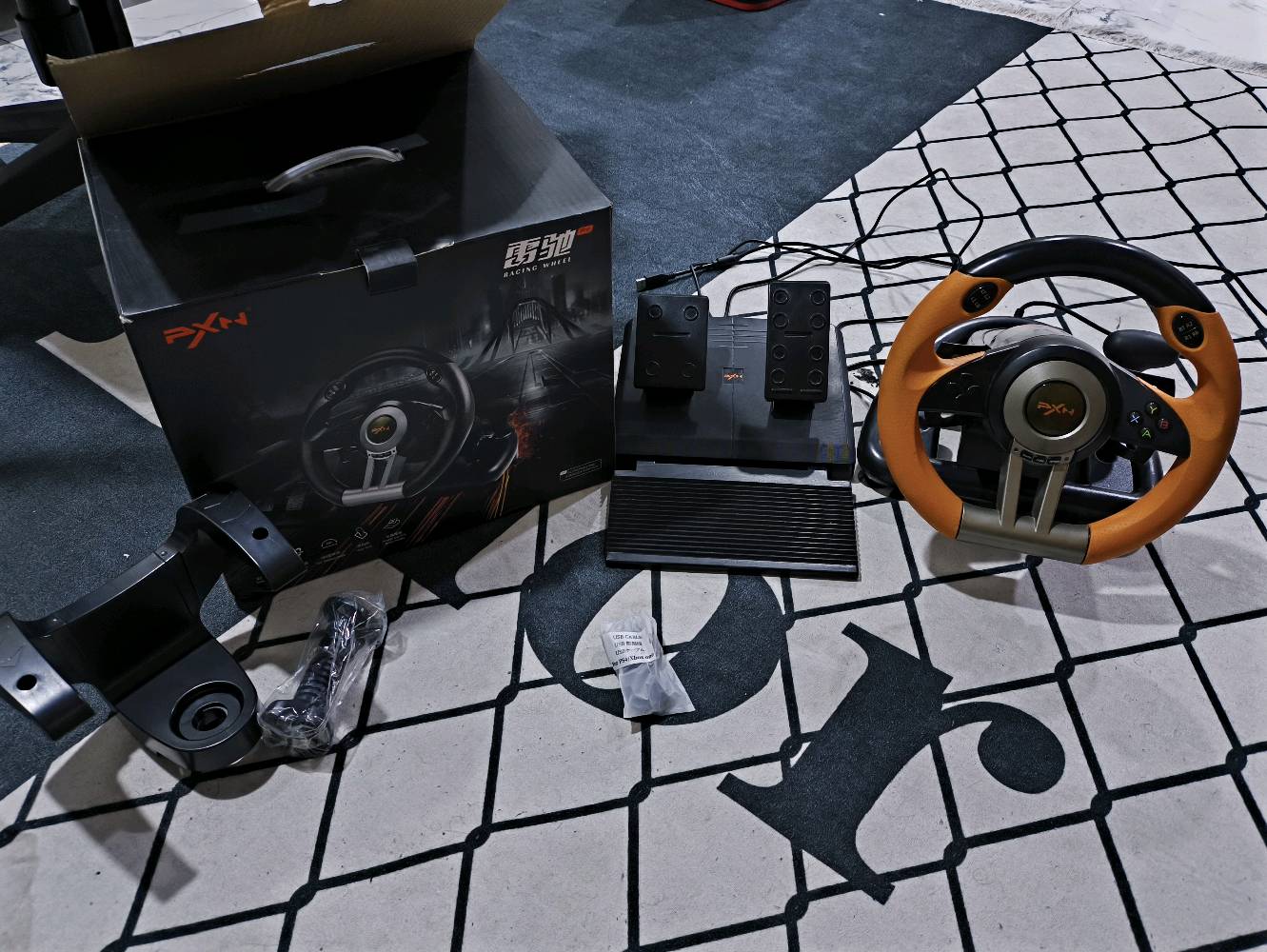 دركسون اكس بوكس و pc نظيف هو والكارتونه وملحقاته كامله ب 50 الف 
متوفر توصيل 
التواصل ***********