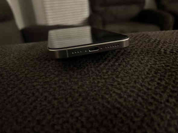 🔥 iPhone 15 Pro Max تيتانيوم –  شرق اوسط عرض ما يتفوّت! 🔥
الجهاز أداءه نظيف ومرتب، ومواصفاته واضحة بدون لف ودوران:

• شاشة مبدلة درجة أولى، اللمس ناعم وما يكلك ولا يعلّك

• إطار ناصي

• بطارية دراغون أصلية 100%، عدد الدورات 44 بس – يعني شبه جديدة

• الظهر مكسور

ذاكرة 256• Face ID واقف

والجهاز كله شغّال، لا حرارة ولا تعليق

📍 المكان: بغداد – الزعفرانية

📞 ***********

✔️ تواصل اتصال أو فيس

💵 السعر: 650$ وبيه مجال
