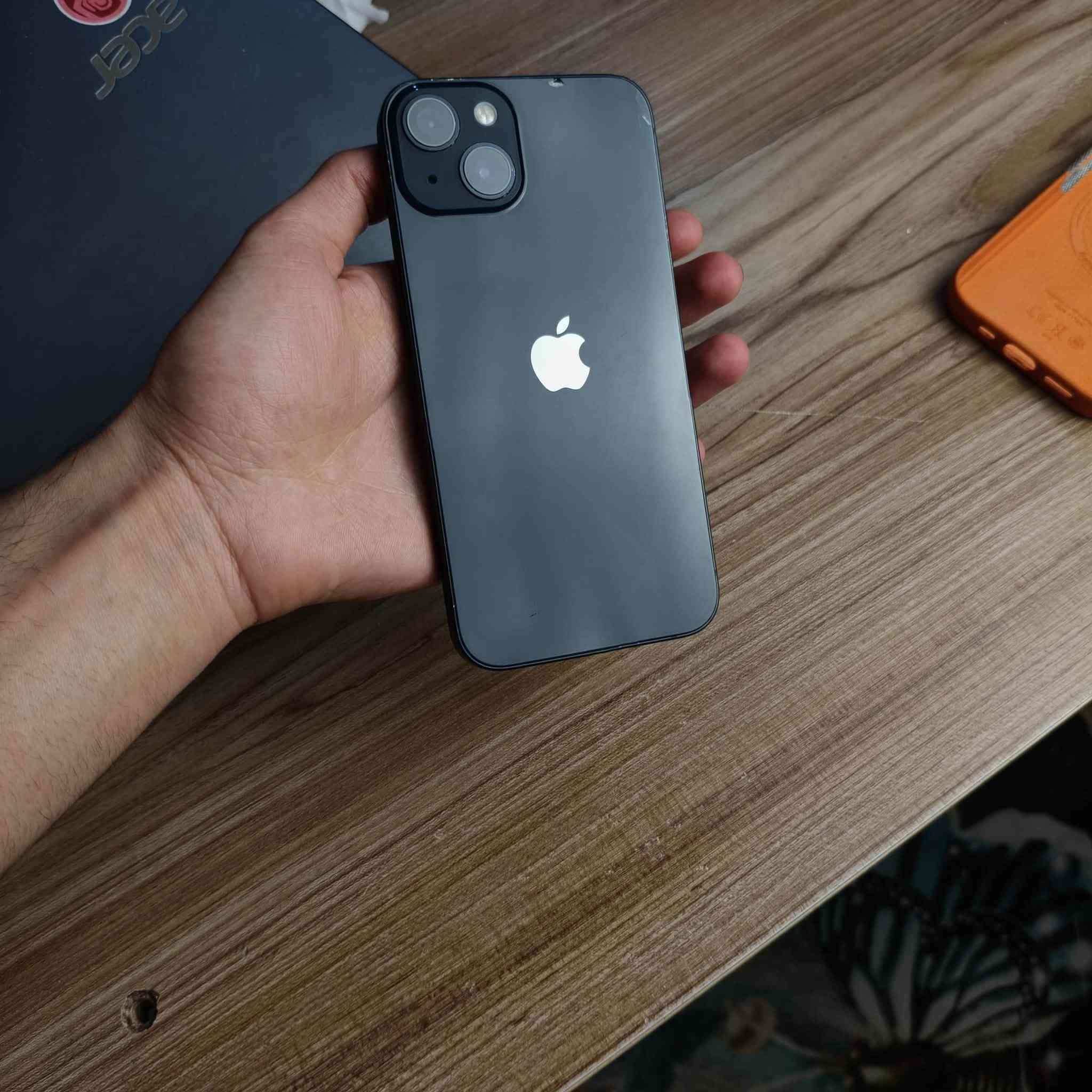 آيفون 13 عادي شرق اوسط /AA نموذج M يعني الأصلي ما ويا ملحقات ذاكرته 128 جهاز يخبل سريع ونضيف كلش بس بيه طكات بل ضهر صغير ما مبينات وبيه شخطه بل شاصي + كامراته الخلفيه عطلانات وتصليحهن مو هواي ومستبدل بطاريه اصليه من شركه ابل ستور نسبه البطاريه 100 أريد بيع أو مراوس حسب الرغبه رقم التواصل : ***********
