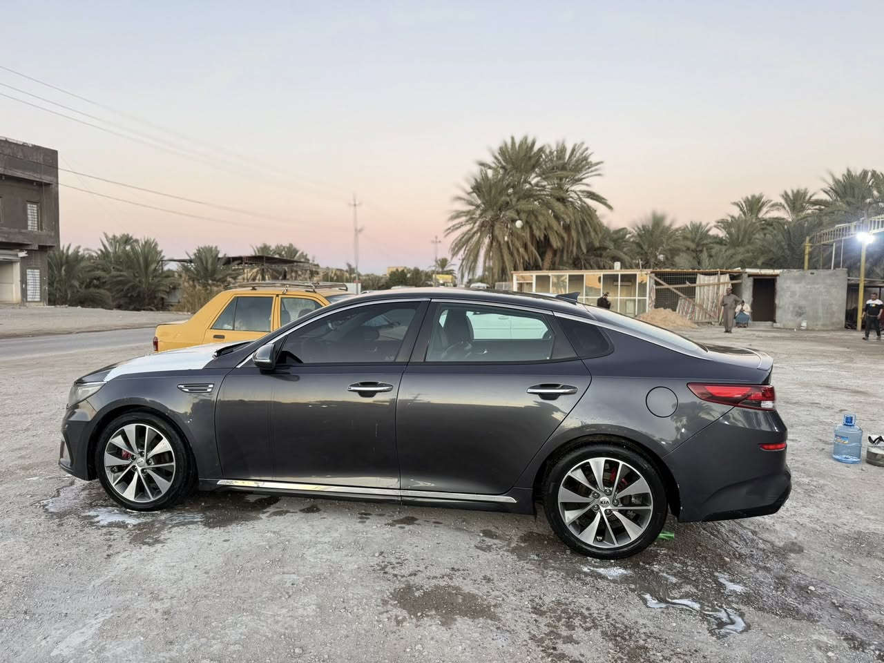 السلام عليكم للبيع كيا ابوتيمه مديل 2019حره بسمي مداور ثاني يوم سنويه جديده ل27 فول مواصفات 1/1بصمه  جاهزه السياره مكينه كير حداديه تبريد تخم تاير ما ناقصه برغي سياره جديده بمعنه الكلمه بيه فقط جاملغ وبنيد السعر 123وبيه مجال لاستفسار ***********المكان سماوه المركز ❤️
