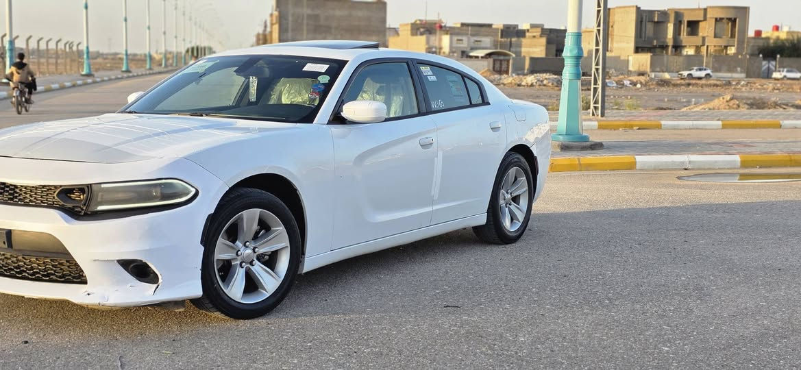 سلام عليكم
دوج جارجر 2016 فول سيارة 1/1 رقم بغداد انكليزي 

شاشه جبيرة فحته تشغيل عن بعد حساسات 

حادثة جاملغ وبنيد 

مكان سيارة سماوة مركز المدينة 

السعر ١٦٥ وبيه مجال 

***********
