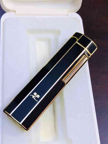 قداحة كوريج باريس (Courrèges paris) 
حجر وطلاء ذهب. نقشة مميزة 
خمس الوان جميلة 
انتاج الثمانيات 
حجر - غاز    
لوك غير مستعملة 
مع العلبة الأصلية 
السعر ١٠٠ الف 
للاتصال ***********
