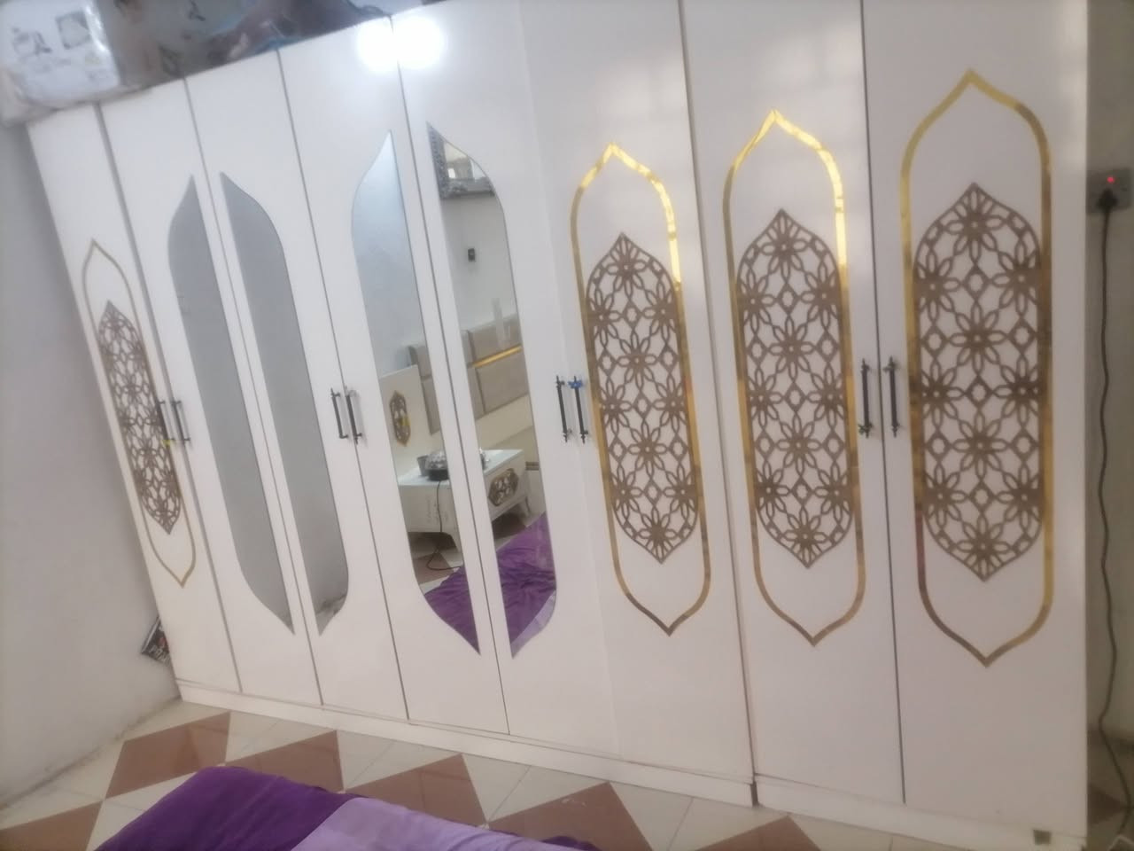 غرفه تركيه مستغدمه متوازي عليهة قيم بليرضي الله وخذ المكان بغداد الحميديه بصف كسره وعطش. ***********
